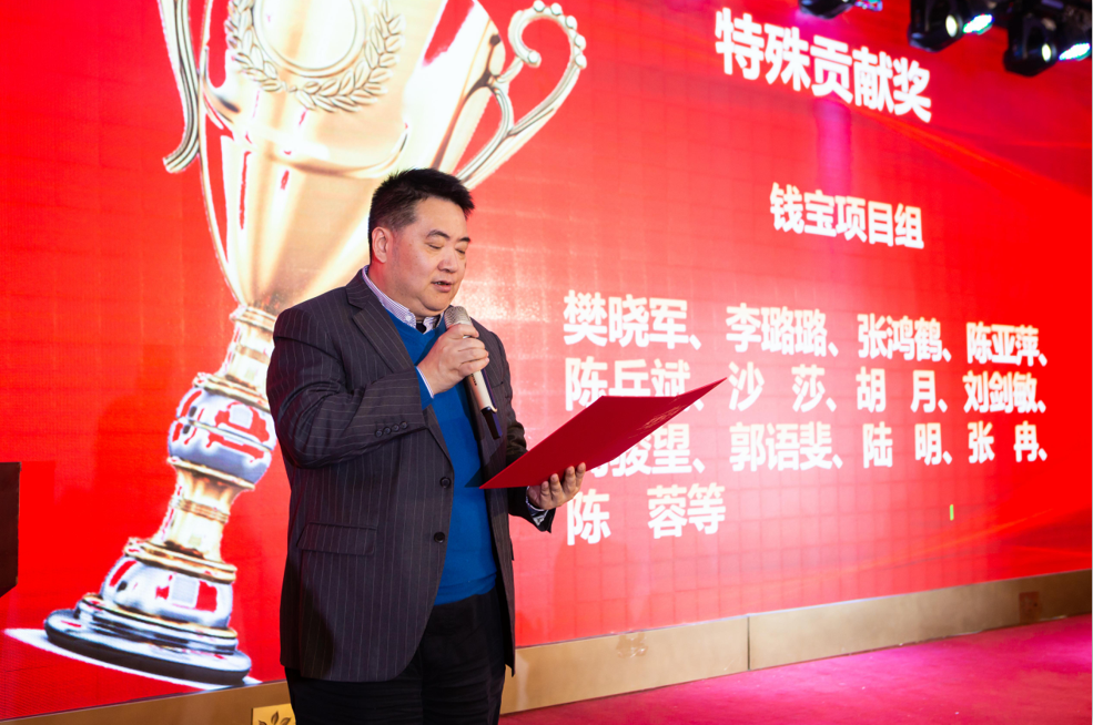 喬久華董事長(zhǎng)宣讀“